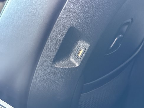 Used 2022 Kia Carnival EX image 32