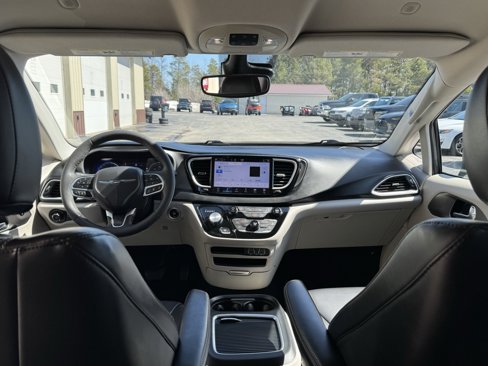 Used 2023 Chrysler Pacifica Touring-L image 26