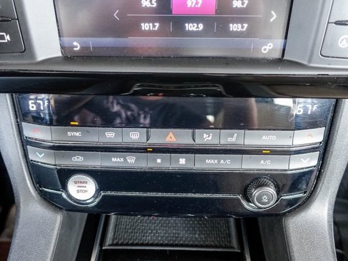 Used 2018 Jaguar F-PACE Premium image 19