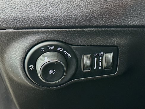 Used 2018 Jeep Compass Latitude w/ Popular Equipment Group image 17