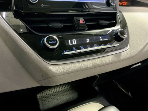 Used 2022 Toyota Corolla LE image 28