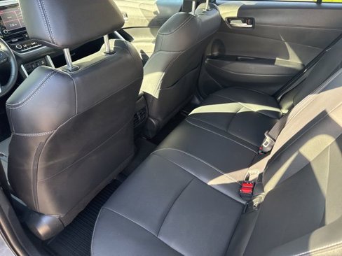 Used 2022 Toyota Corolla Cross XLE image 9