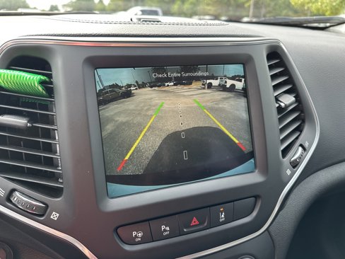 Used 2023 Jeep Cherokee Altitude Lux image 30