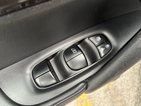 Used 2020 Nissan Rogue S image 9