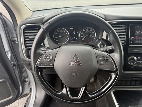 Used 2017 Mitsubishi Outlander SE image 17
