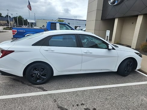 Used 2023 Hyundai Elantra Blue image 6