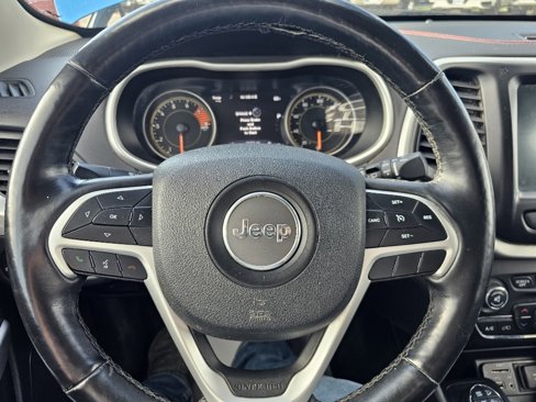 Used 2018 Jeep Cherokee Trailhawk w/ Cold Weather Group image 14