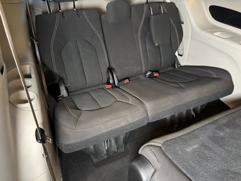 Used 2020 Chrysler Voyager L image 21