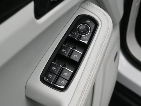 Used 2025 Porsche Macan image 9