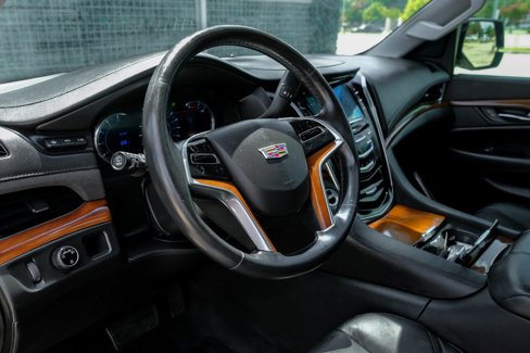 Used 2016 Cadillac Escalade Luxury image 3