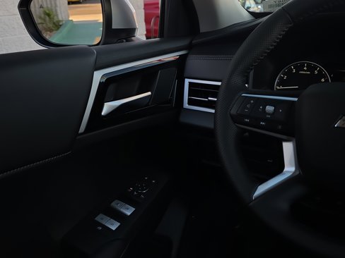 New 2025 Mitsubishi Outlander SE image 19