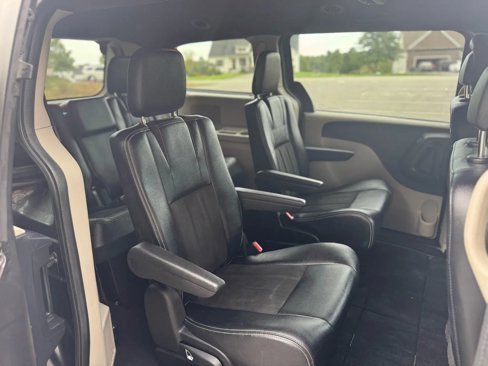 Used 2019 Dodge Grand Caravan SXT image 17