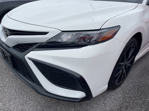 Used 2021 Toyota Camry SE image 2