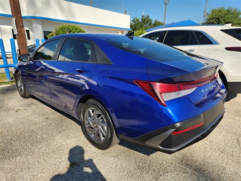 Used 2024 Hyundai Elantra SEL image 3