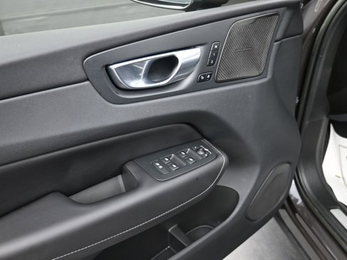 Certified 2023 Volvo XC60 B5 Ultimate w/ Protection Package Premier image 10