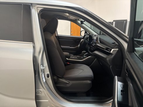 Used 2021 Toyota Highlander LE image 20