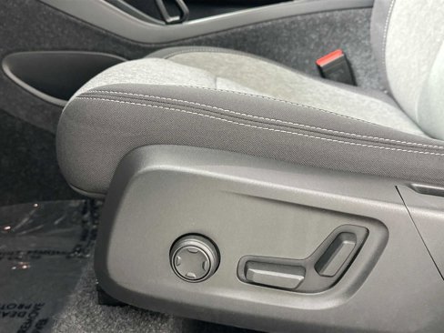 Certified 2025 Volvo XC40 B5 Core image 18