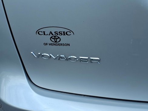 Used 2023 Chrysler Voyager LX image 5