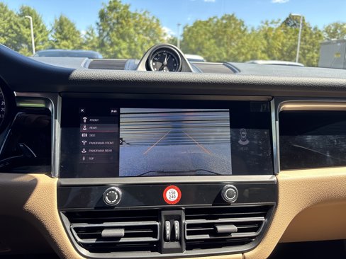 Used 2025 Porsche Macan image 19
