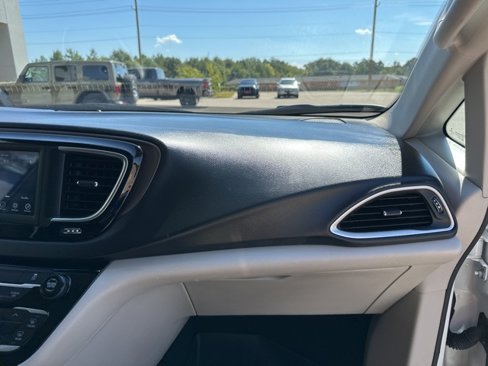 Used 2021 Chrysler Voyager Lxi image 55