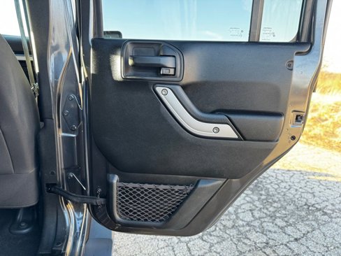Used 2017 Jeep Wrangler Unlimited Sahara w/ Connectivity Group image 39