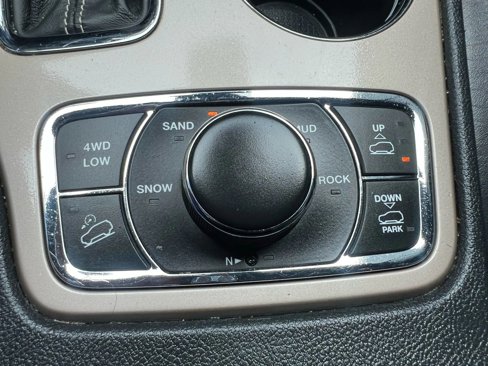 Used 2017 Jeep Grand Cherokee Overland w/ Jeep Active Safety Group image 22