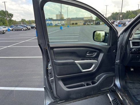Used 2018 Nissan Titan S image 10