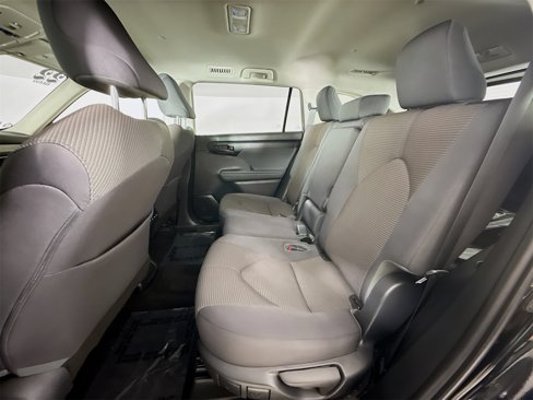 Used 2022 Toyota Highlander LE image 22
