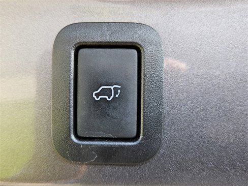 Used 2018 Toyota Highlander SE image 15
