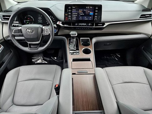 Used 2023 Toyota Sienna XLE image 11