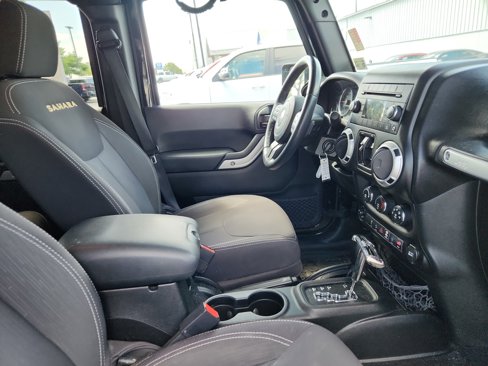 Used 2015 Jeep Wrangler Unlimited Sahara w/ Connectivity Group image 19