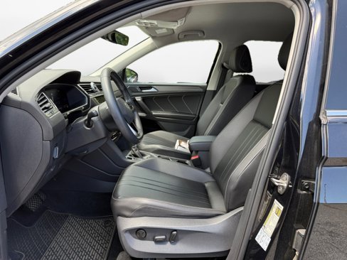 Certified 2022 Volkswagen Tiguan SE image 9