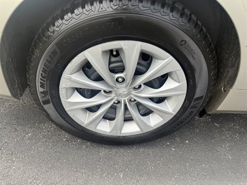 Used 2015 Toyota Camry LE image 10