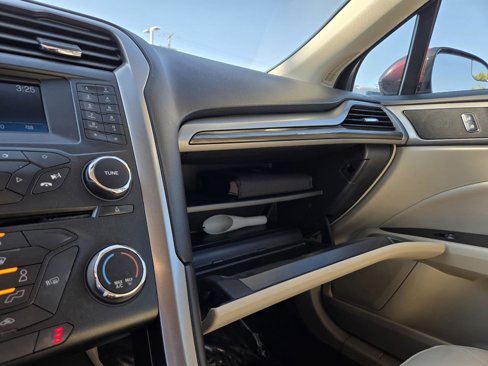 Used 2017 Ford Fusion SE image 14