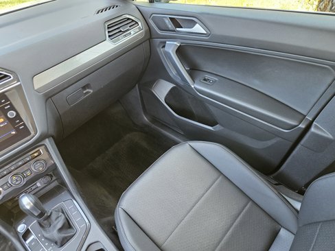 Used 2020 Volkswagen Tiguan SE w/ Panoramic Sunroof Package image 16