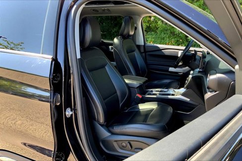 Used 2021 Ford Explorer XLT w/ Equipment Group 202A image 7
