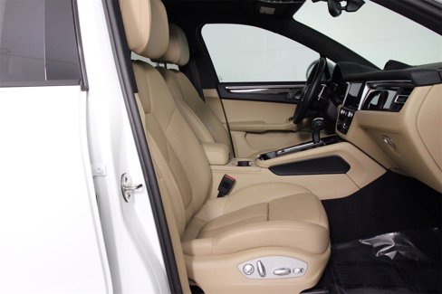 Certified 2024 Porsche Macan image 31