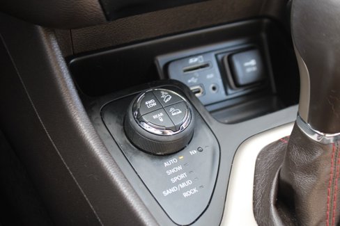 Used 2016 Jeep Cherokee Trailhawk w/ Comfort/Convenience Group image 28