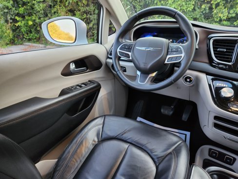 Used 2017 Chrysler Pacifica Touring-L image 24