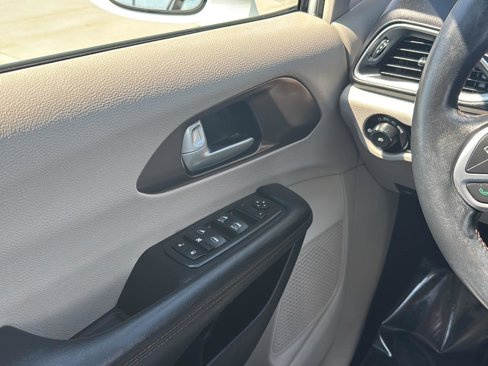 Used 2017 Chrysler Pacifica Touring-L image 17
