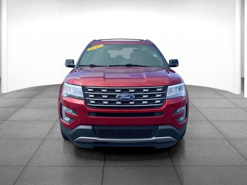 Used 2017 Ford Explorer XLT image 2