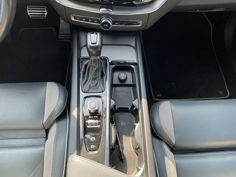 Used 2020 Volvo XC60 T5 R-Design image 11