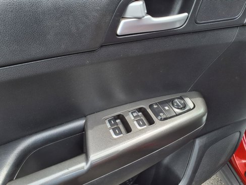 Used 2020 Kia Sportage LX image 9