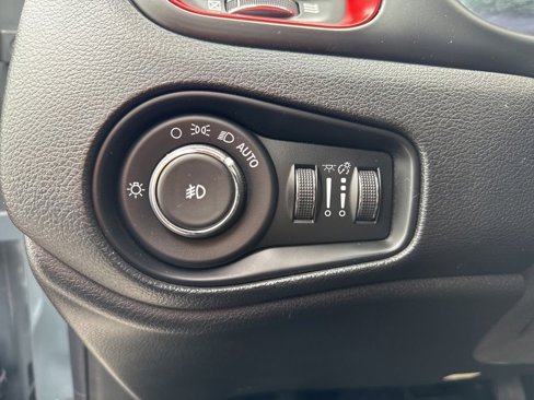 Used 2017 Jeep Renegade Trailhawk w/ Premium Trailhawk Package image 26
