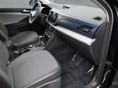 Used 2023 Volkswagen Taos SE w/ Panoramic Sunroof Package image 11