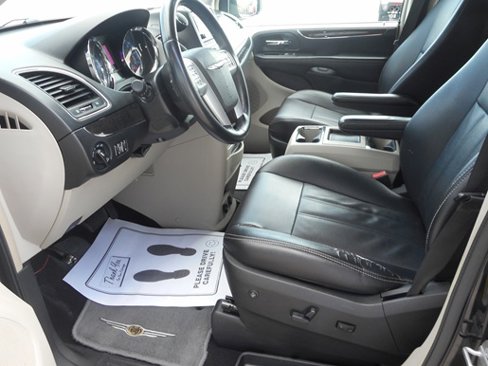 Used 2015 Chrysler Town & Country Touring image 9