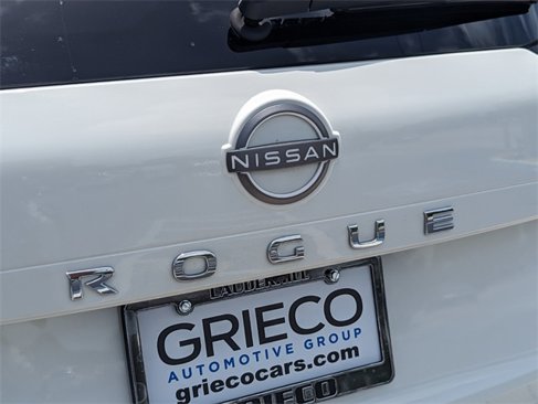 Used 2023 Nissan Rogue S image 11
