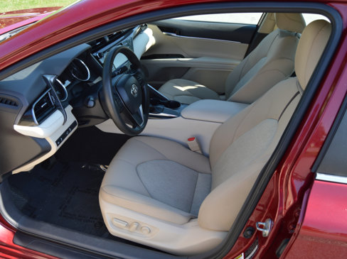 Used 2020 Toyota Camry LE image 10