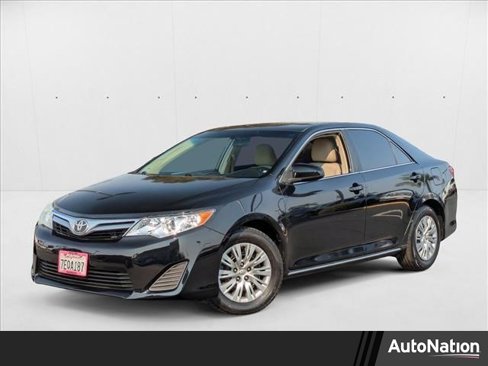 Used 2014 Toyota Camry LE image 1