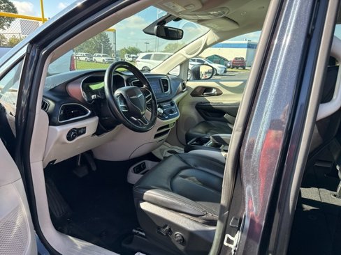 Used 2019 Chrysler Pacifica Touring-L image 8